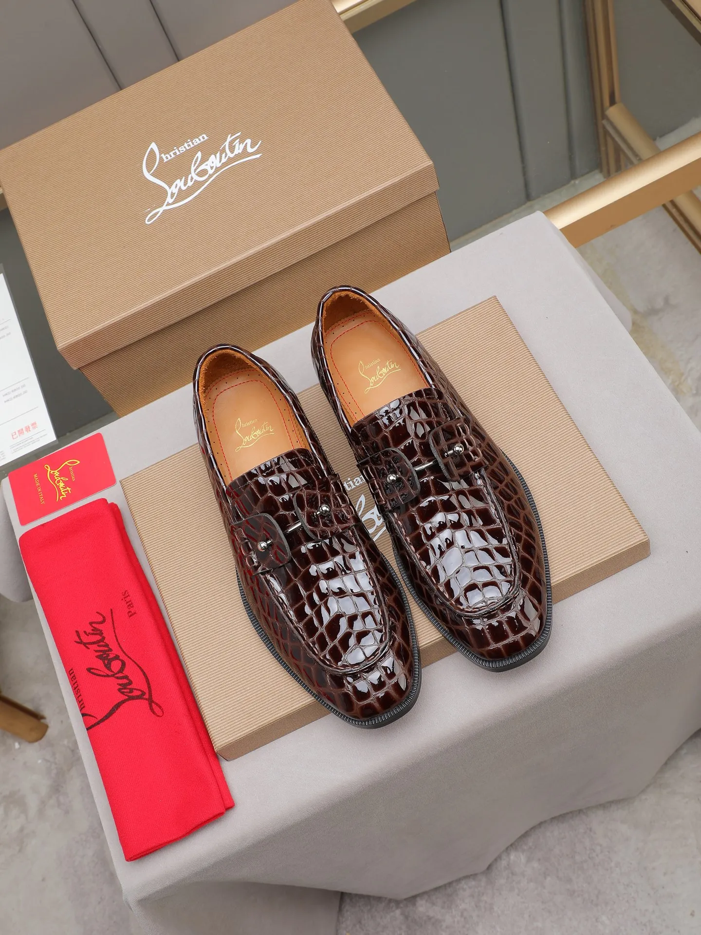 PP580 CL New formal dress shoes Christia* Loubouti* Red-soled shoes GREGGO men's Oxford shoes Official price Made of imported cowhide/glossy patent leather/glossy small square pointed toe design Iconic red outsole, extremely personalized shoe Original color cowhide lining Original Italian leather outsole; fine workmanship brings you a luxurious experience Clean silhouette and straightforwardness, GREGGO men's Oxford shoes It is an Oxford shoe type born for city roaming. Standard leather shoe size: 38～44# (45🉑️customized)